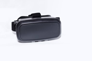 beyaz arkaplanda dikey gerçeklik gözlüğü