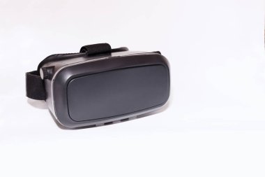 Beyaz arka planda dikey gerçekliğin siyah gözlüğü