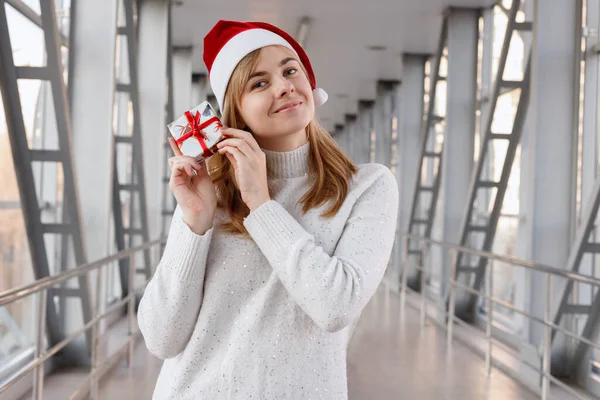 Mujer Atractiva Suéter Con Sombrero Santa Con Regalo Para Año — Foto de Stock