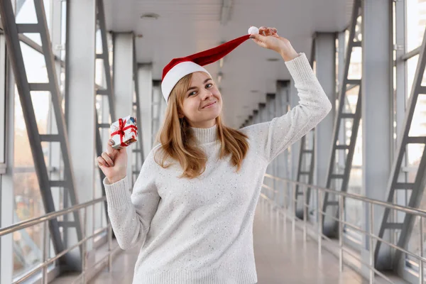 Una Mujer Positiva Sombrero Santa Claus Con Pequeño Regalo Para — Foto de Stock