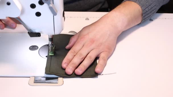 Hombre Cose Tela Una Máquina Coser Primer Plano — Vídeo de stock