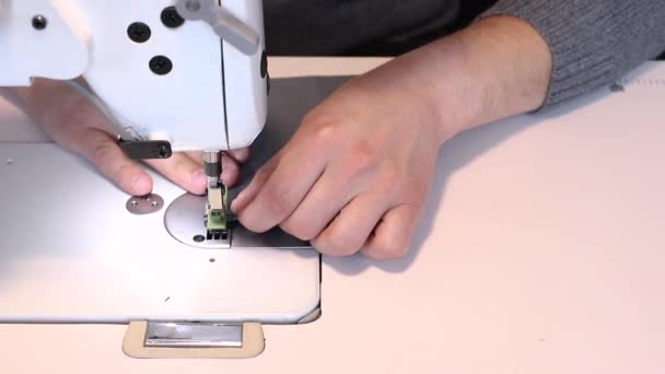 Costureira Homem Trabalhando Máquina Costura Close — Vídeo de Stock
