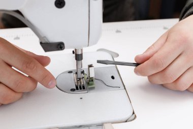 Dikiş makinesinin ayağının yerine yakın çekim.