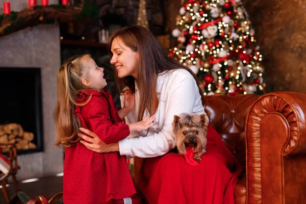 Madre Hija Sonrisa Navidad Fondo Del Árbol Navidad Primer Plano — Foto de Stock