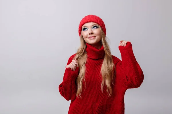 Chica Atractiva Suéter Invierno Rojo Sombrero Sobre Fondo Gris Con — Foto de Stock