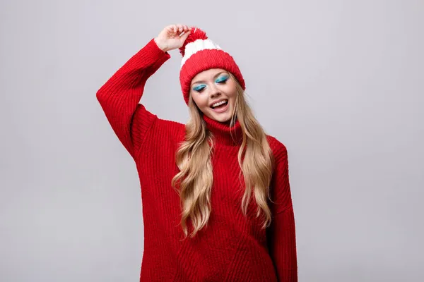Rubia Con Maquillaje Brillante Suéter Sombrero Sobre Fondo Gris — Foto de Stock