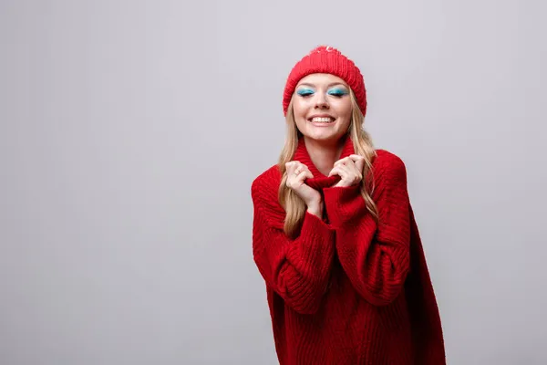 Modelo Sonríe Jersey Invernal Maquillaje Sobre Fondo Gris Espacio Libre — Foto de Stock