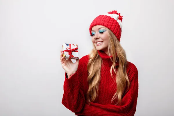 Rubia Jersey Rojo Navidad Maquillaje Con Regalo Nuevo Año Sobre — Foto de Stock