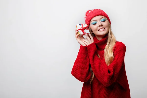 Блондинка Ярким Зимним Макияжем Рождественском Свитере Шляпе Новогодним Подарком Сером — стоковое фото