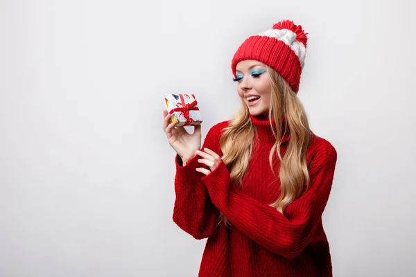 Modelo Con Maquillaje Invierno Brillante Con Regalo Navidad Sobre Fondo — Foto de Stock