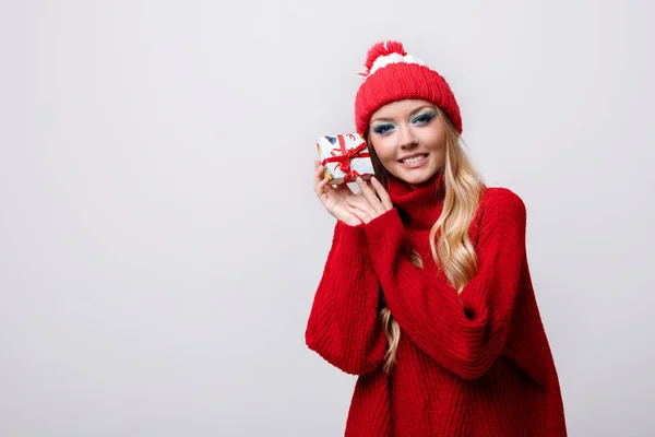Rubia Sombrero Suéter Con Maquillaje Con Regalo Navidad Sobre Fondo — Foto de Stock