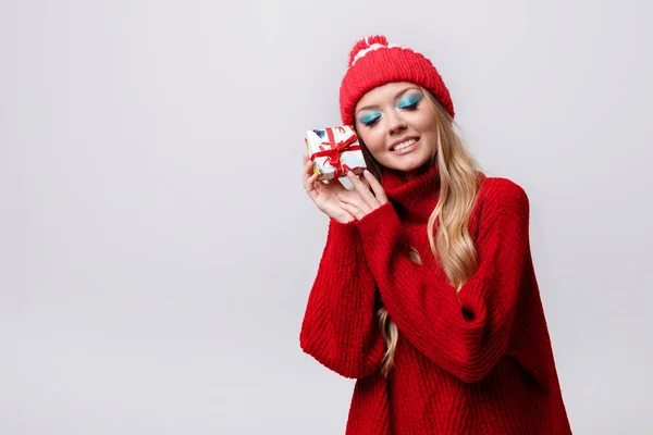 Modelo Suéter Navidad Maquillaje Con Regalo Para Nuevo Año — Foto de Stock