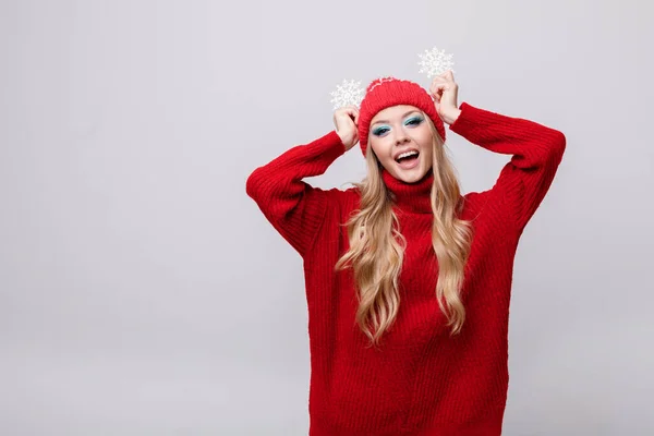 Modelo Exclusivo Suéter Rojo Año Nuevo Sombrero Invierno Sonríe Sobre — Foto de Stock