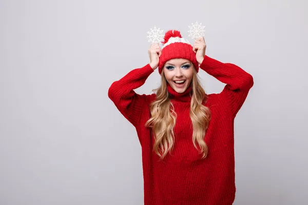 Modelo Atractivo Con Maquillaje Suéter Sonríe Invierno Sobre Fondo Gris — Foto de Stock