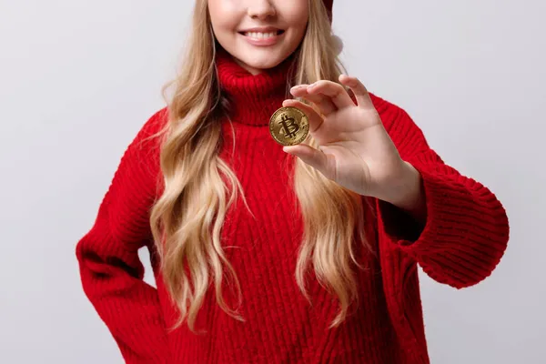 Goud Bitcoin Handen Van Een Blonde Een Grijze Achtergrond — Stockfoto