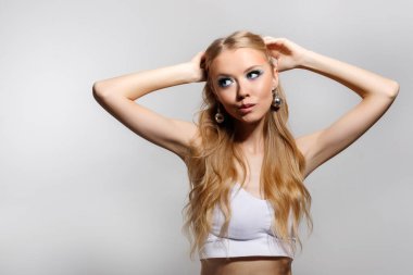 Gri arka planda kış makyajlı bir modelin portresi