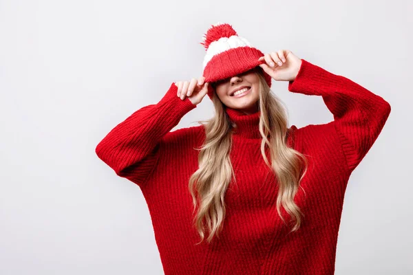 Modelo Positivo Suéter Rojo Sombrero Sobre Fondo Gris Espacio Libre — Foto de Stock