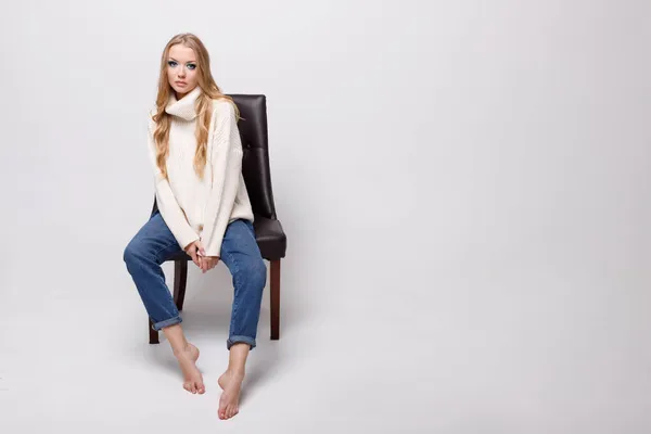 Modell Casual Kläder Grå Bakgrund — Stockfoto