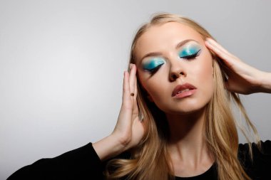 Parlak profesyonel makyajlı model.