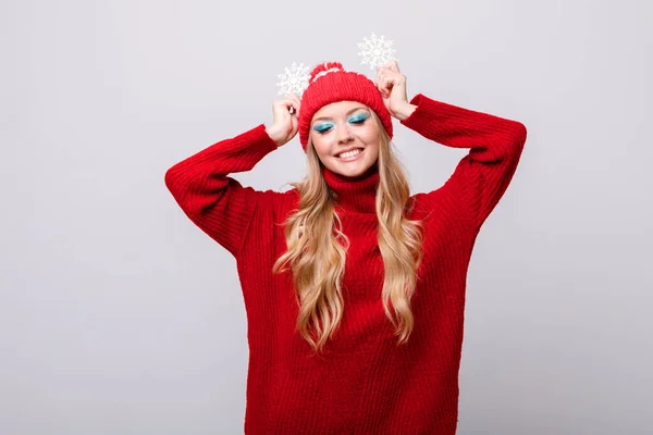 Una Chica Positiva Ropa Invierno Con Maquillaje Copos Nieve Sobre — Foto de Stock