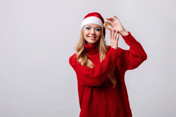 Una Chica Positiva Sombrero Santa Claus Con Bitcoin Sobre Fondo — Foto de Stock