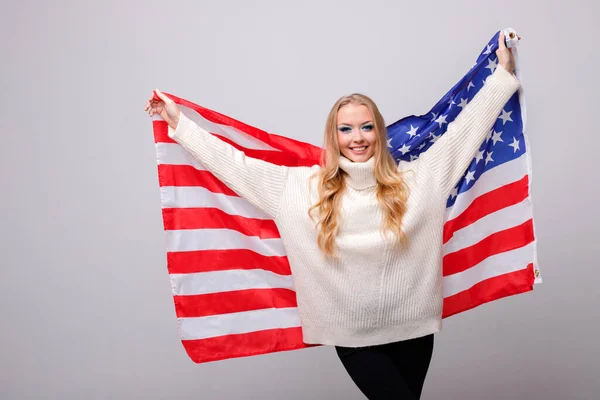 Positief Meisje Met Make Met Vlag Van Amerika Een Grijze — Stockfoto