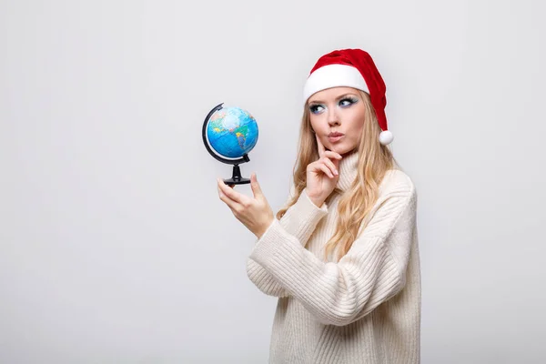 Una Chica Sombrero Santa Claus Con Globo Piensa Fondo Gris — Foto de Stock