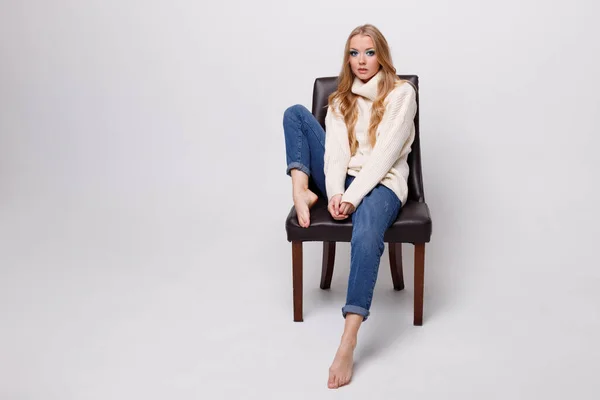 Blondine Mit Make Kuscheliger Kleidung Auf Grauem Hintergrund — Stockfoto