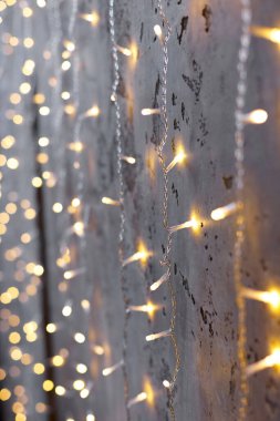 Bokeh 'in karanlık duvarında fener çelengi