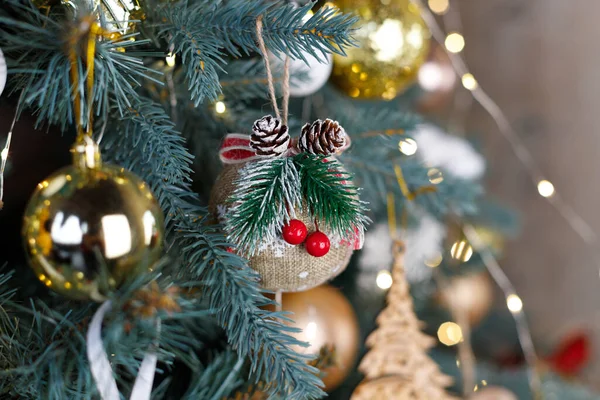 Noel balosu, Noel ağacında doğal bir şekilde yakın planda.