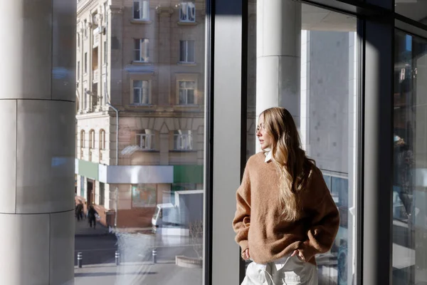 Dziewczyna Swetrze Przy Oknie Widokiem Miasto — Zdjęcie stockowe