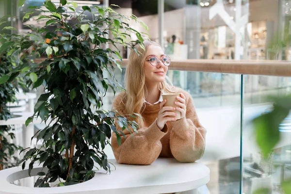 Una Donna Beve Caffè Durante Una Pausa Shopping — Foto Stock