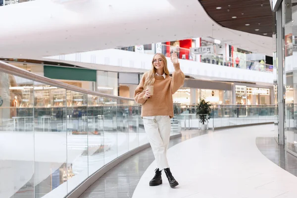 Kobieta Wita Kogoś Centrum Handlowym — Zdjęcie stockowe