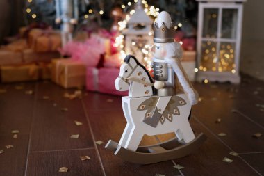 Noel ağacının arka planında fındıkkıran var. Yeni yıl için kartpostal. Metin için boş alan