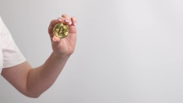 Złoty Bitcoin Ręku Białym Tle — Wideo stockowe