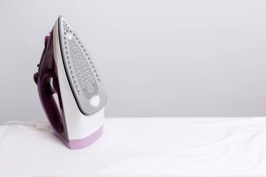 Gri arka planda ütü. Metin için boşluk