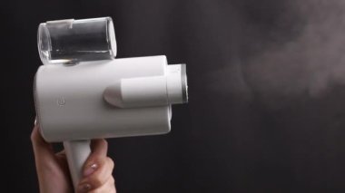 Siyah arka planda buharlı el yapımı buharlı buharlı gemi.