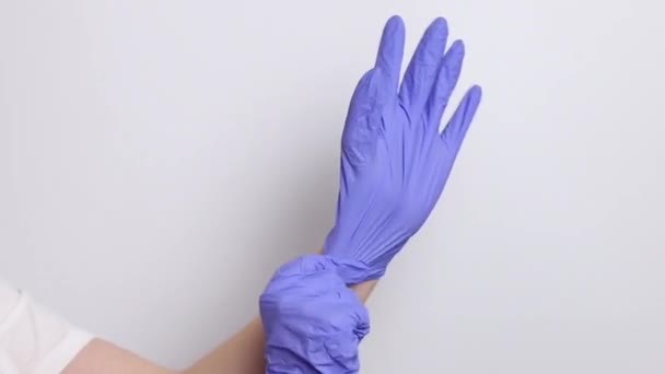 Zieht Auf Dem Hintergrund Latexblaue Medizinhandschuhe Nahaufnahme — Stockvideo