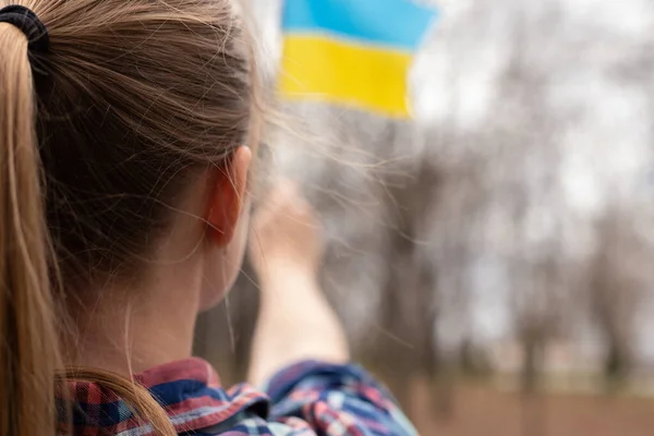 Eine Frau Mit Einer Gelb Blauen Fahne Der Ukraine Der — Stockfoto