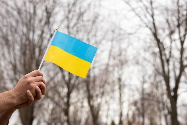 Die Fahne Der Ukraine Den Händen Vor Dem Hintergrund Eines — Stockfoto