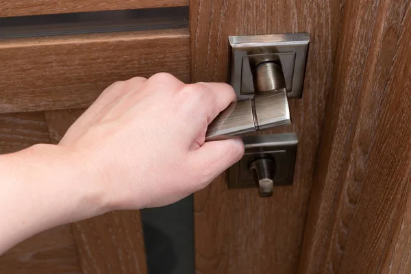 Kapıyı elinle aç. Ahşap kapının kolu. yakın plan