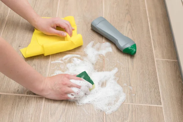 Yerleri bir temizlik bezi ve elle köpükle yıkamak. yakın plan