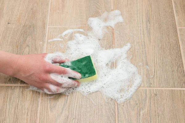 Yerleri temizleme süngeriyle yıka. yakın plan