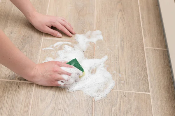 Lave Chão Com Uma Esponja Limpeza Com Uma Espuma Close — Fotografia de Stock