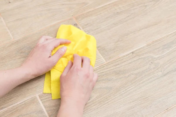 El bezi temizler, yerleri siler.