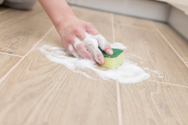 Yerleri köpük temizleme süngeriyle yıka. yakın plan