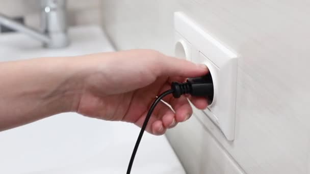 Pulling Plug Out Socket Wrong — Vídeo de stock