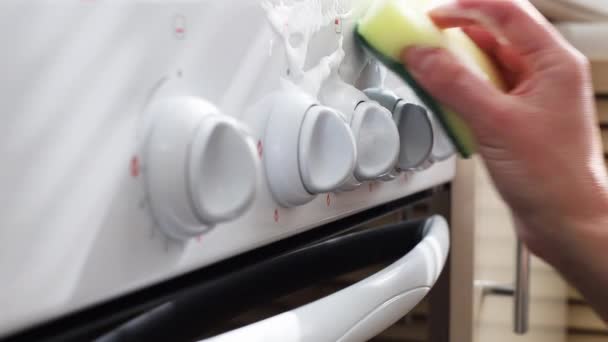 ストーブのスイッチをキッチンの泡スポンジで洗います 清掃管理 — ストック動画