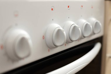 Mutfaktaki gaz sobasının kulpları. yakın plan