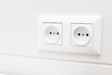 Banyodaki kiremitlerin üzerindeki soket. yakın plan